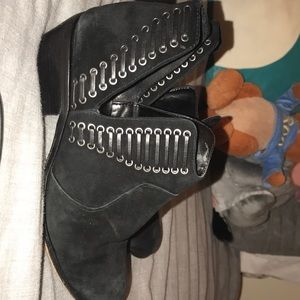 9.5 wide Vince camuto booties
